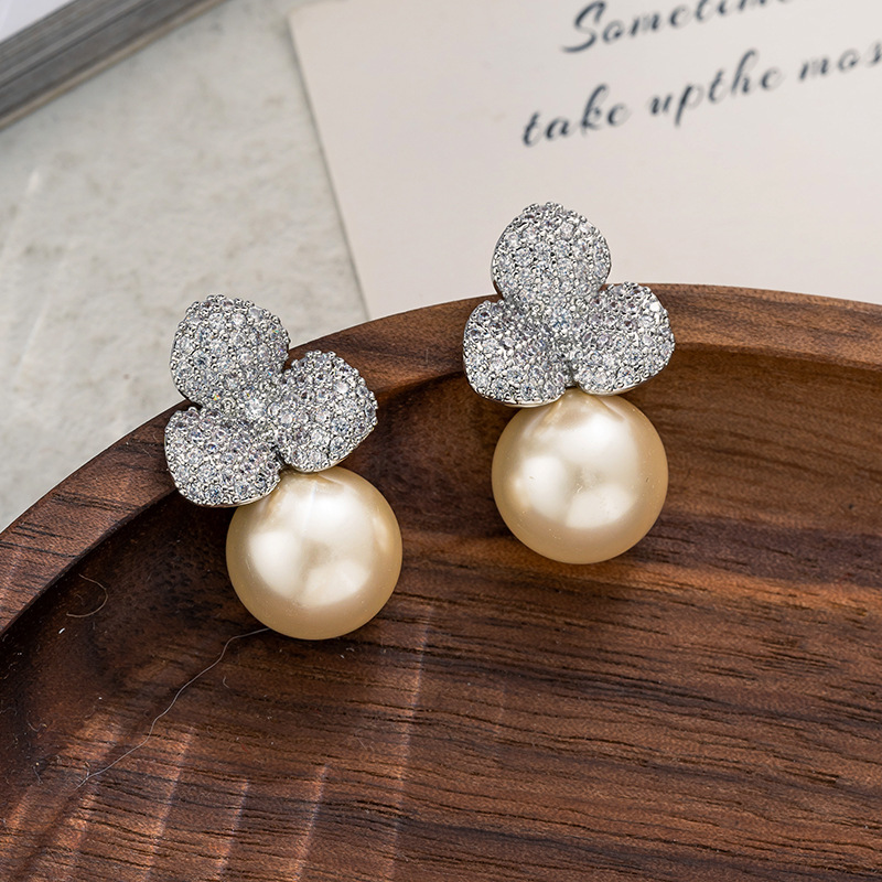 Retro Flower Pearl Earrings Feminine High-end Fashion Light Luxury Earrings Winter Earrings