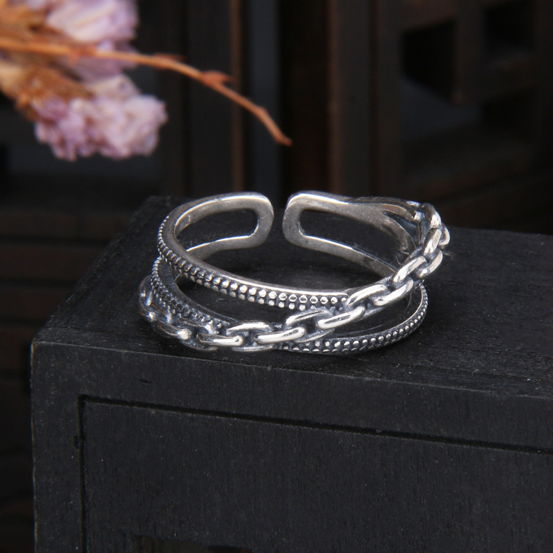 Small design retro ring
