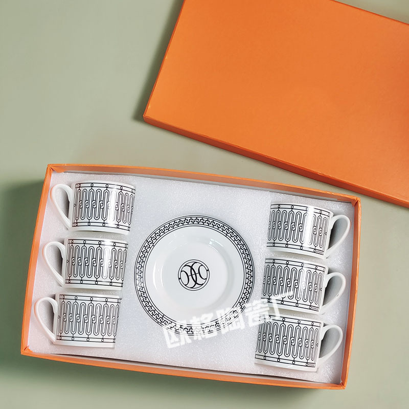 Conjunto de café de porcelana de hueso europeo transfronterizo, tazas de pareja, seis tazas, seis platos, 3 regalos caseros de té de la tarde retro de lujo