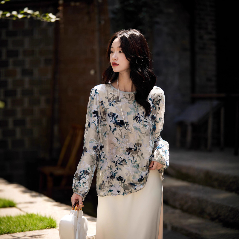 Women's Clothing from Gejia Mall: 2025 Autumn Gold Thread Velvet Burnout Silk Blouse with Round Neck Women's Clothing from Gejia Mall: 2025 Autumn Gold Thread Velvet Burnout Silk Blouse with Round Neck