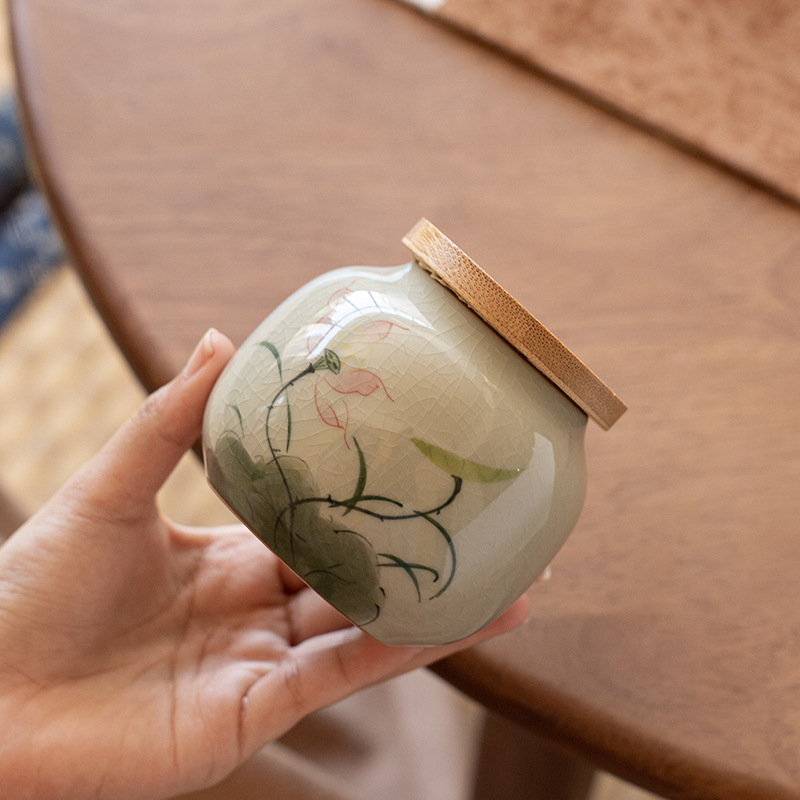 Ge kiln underglaze painted lotus hand-painted small sealed tea can ceramic tea storage jar bamboo lid jar portable tea caddy