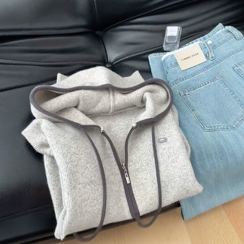 Korean-style, relaxed-fit, color-blocked hooded knit cardigan for women, perfect for autumn and winter, casual, loose-fitting, versatile, and features a zipper