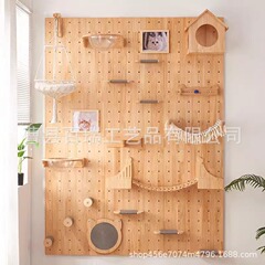 壁の壁式の猫は棚の猫を登ります。