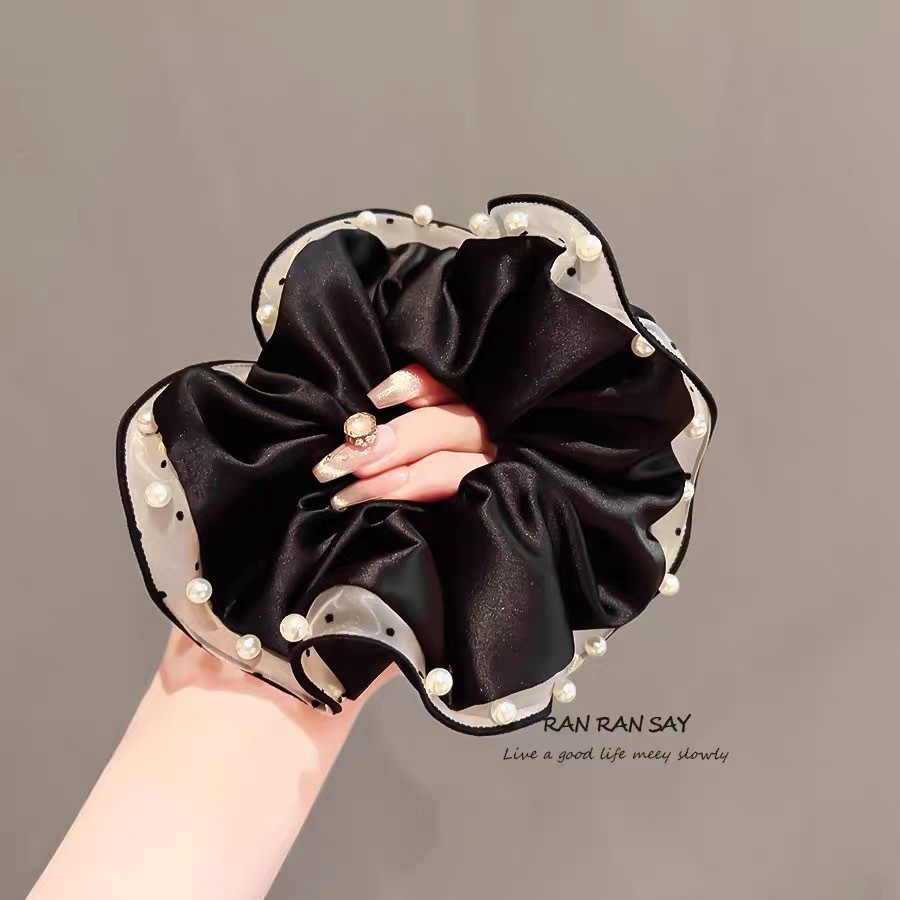 7#검정색 바탕에 흰색 테두리 진주 장식 실크 새틴 곱창 머리끈 (약 12cm)