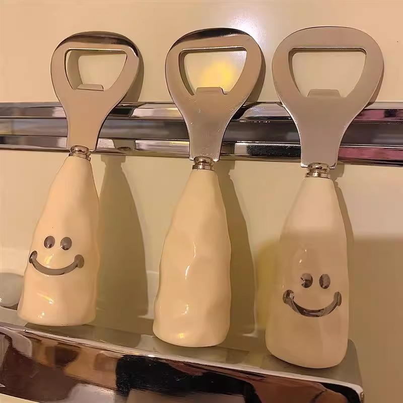 (2개) INS SMILEY FACE 고 가치 맥주 병따개 귀여운 와인 병 스크루 드라이버 홈 병따개 휴대용 스크류 캡 ZHAO ZHIWU