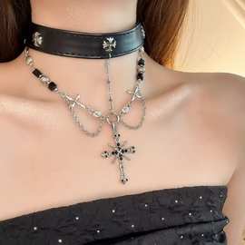 暗黑哥特风黑色皮革十字架串珠项链女choker脖子配饰颈链高级感