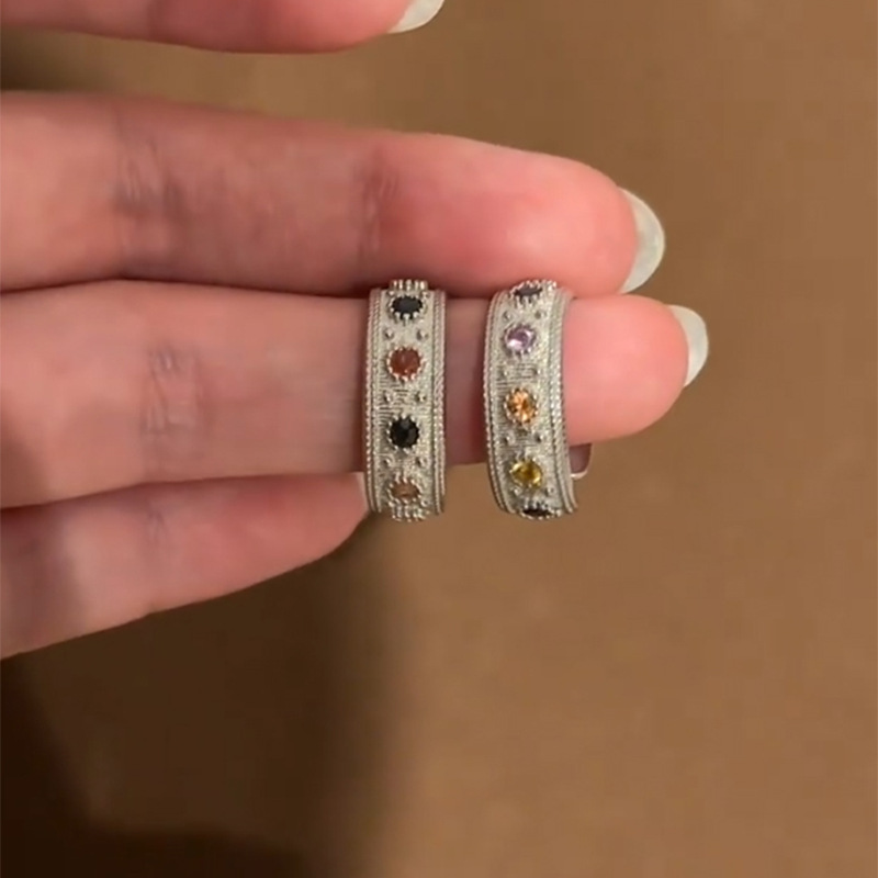 Pequeño libro rojo estilo explosivo anillo de diamantes flash diseño de nicho femenino lujo ligero anillo de sentido de alta calidad con incrustaciones anillo de dedo alimentador