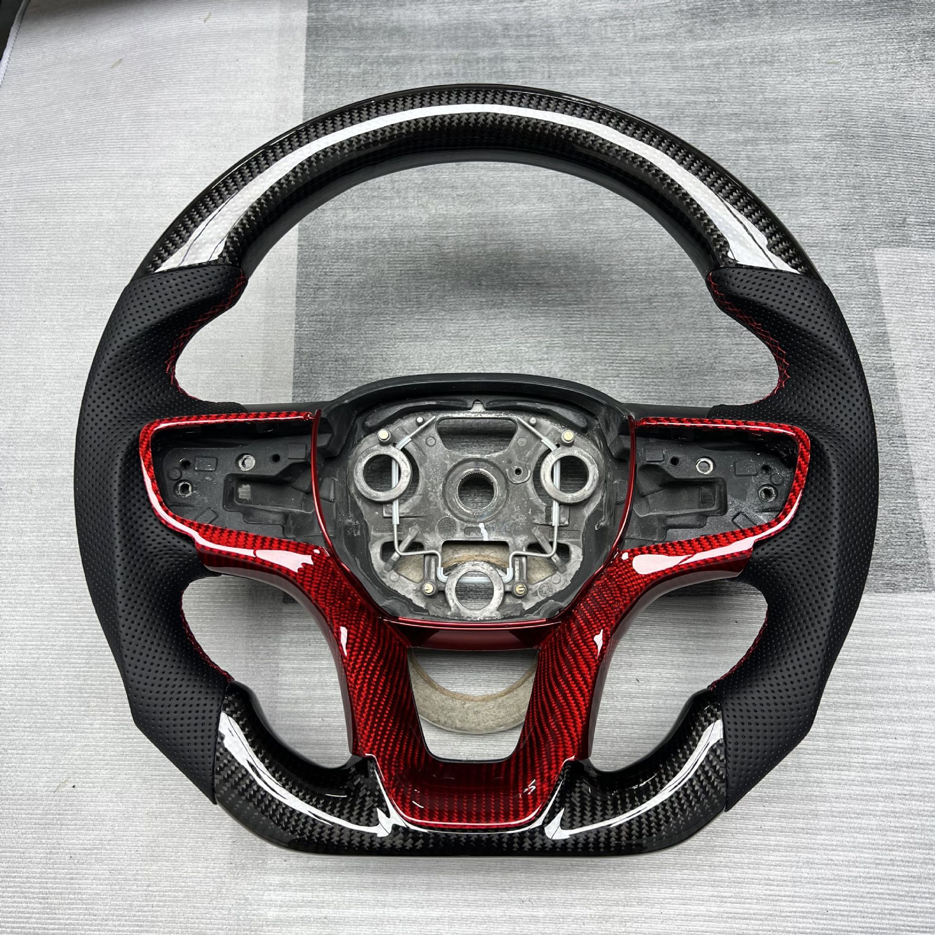 Custom Carbon Fiber Steering Wheel from the Source Manufacturer, Suitable for Modification and Processing of Roewe Mg Car Steering Wheels