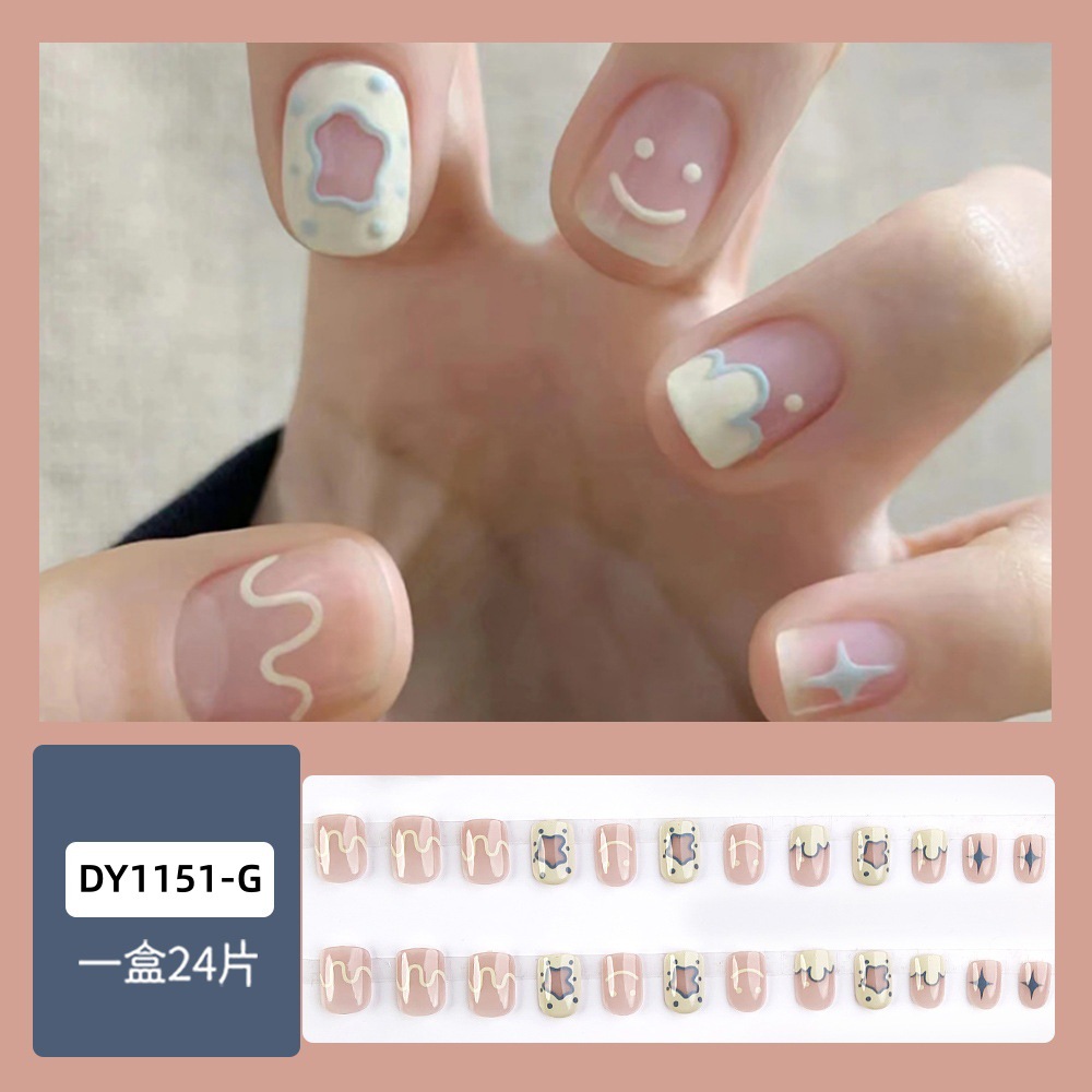 Corazón encantador y suave de una niña usando uñas pintadas en blanco y rosa de dibujos animados de uñas 24 piezas de uñas falsas acabadas venta directa