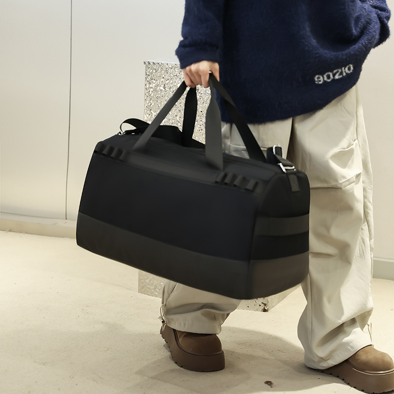 2025 bolsas de viaje portátiles simples de color de gran capacidad bolsas deportivas de ocio para hombres bolsas de ropa de cama inclinadas ligeras para mujeres