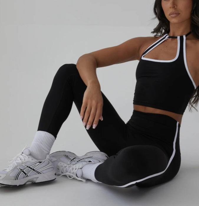 Color contrastante correa colgando el conjunto de ropa de pelusa para mujeres desnudas sensación de secado rápido con cojín de pecho deportivo alta cintura elevación de cadera dos piezas conjunto