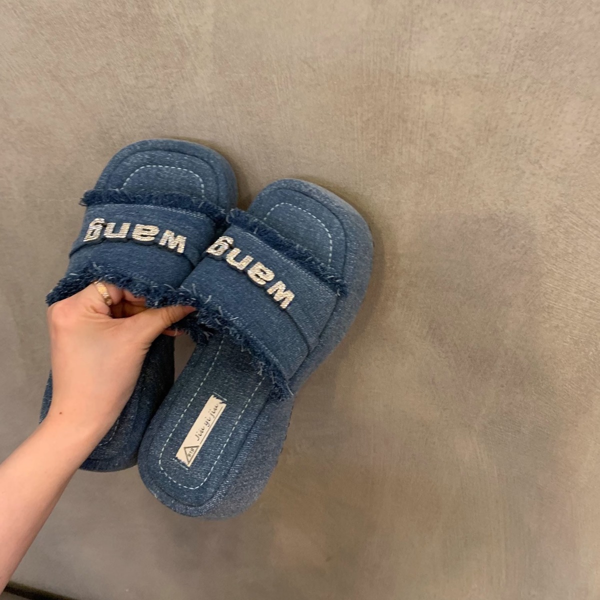 Un poco de alto nivel de sensación de fragancia romana zapatillas con falda zapatillas negras de fondo grueso para mujeres de verano para usar sandalias muffins de viento de noche