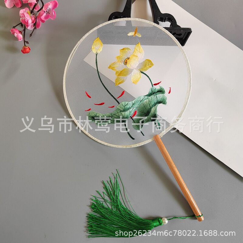 両面のシルクの刺繍の透明な漢服のチャイナドレスは写真を撮ります。|undefined