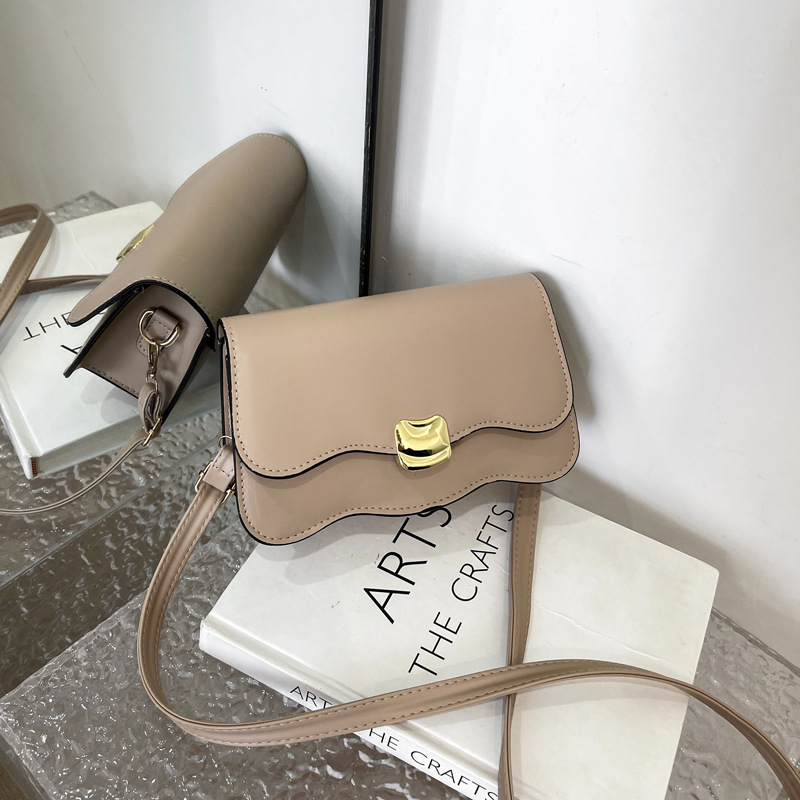 Sac messager à une épaule sous les bras pour femmes, sac messager populaire de cette année, nouveau sac de couleur unie avec texture haut de gamme, design de niche, automne 2023_voghion.com