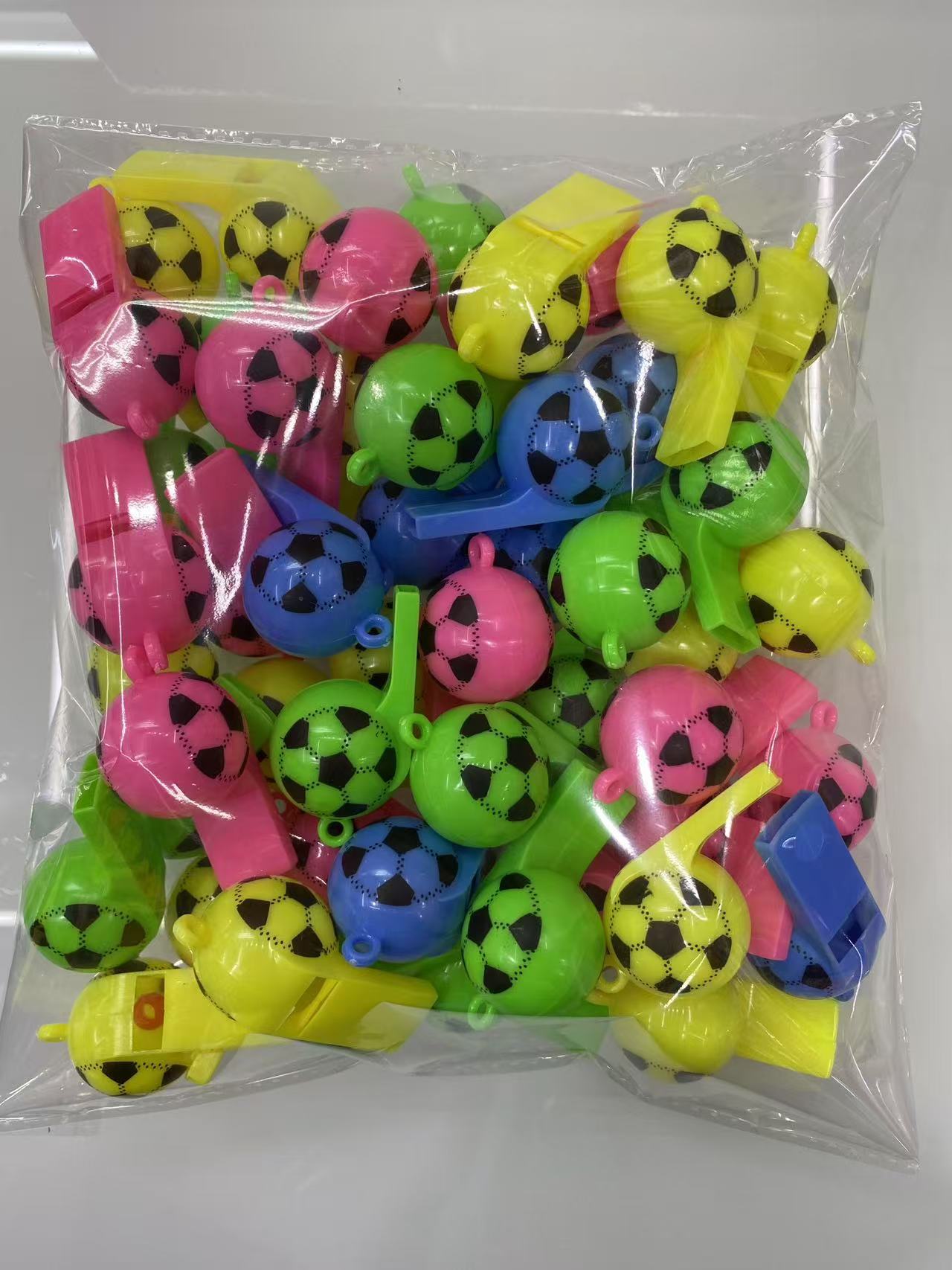 Silbato de fútbol de la Copa del Mundo Silbato de plástico Smiley Silbato de árbitro Entrenador Puesto especial para niños Juguetes al por mayor