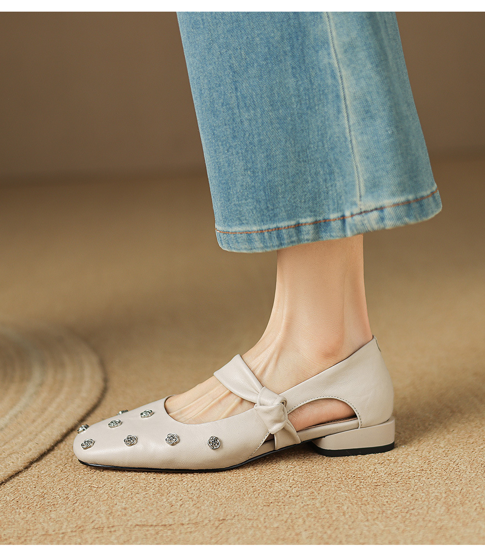 Sandal nữ da cừu đinh tán hoa rỗng mũi tròn kiểu ballet quai ngang đế bệt — đen chi tiết 12