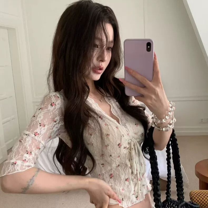 Sweet Floral V-Neck Lace Blouse with Tie Straps and Mid-Sleeves, New Summer Style Slim-Fit Waist-Cinching Short-Sleeve Top