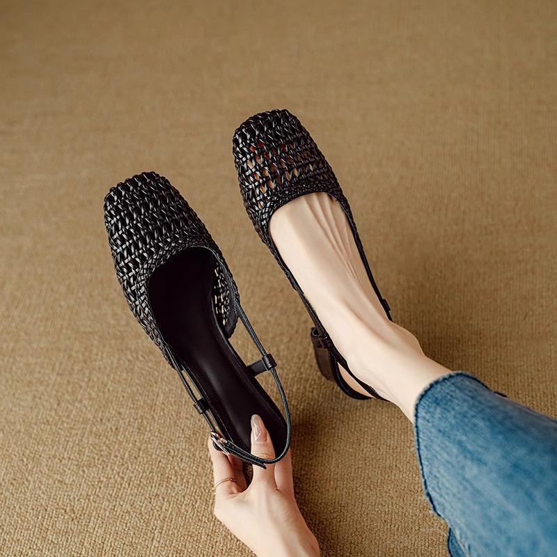 2025 francés hermoso transpirable tejido hueco Baotou zapatos individuales cuero tacón grueso con falda sandalias romanas verano femenino