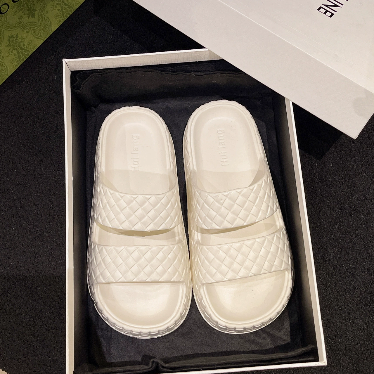 Летняя девушка перетаскивает национальные вязаные дикие пляжные тапочки на улице 2024 новые праздничные этнические сандалии