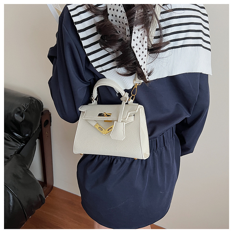 This year, a new women's casual summer single-shoulder crossbody bag with a niche design is in vogue. The hand-held small square bag is popular undefined