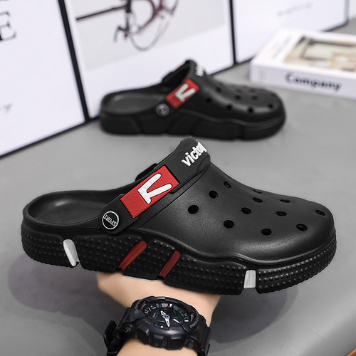 Plus-size new hole shoes for men, garden shoes with soft soles, hollow-out closed-toe slippers, casual sandals for outdoor wear, trendy for men's beach style.