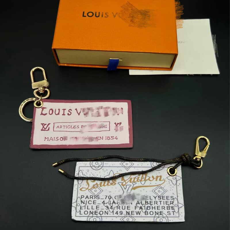 New V-Style Louis Vuitton Keychain Pendant, Metal Buckle + Leather Strap, Can Be Used to Hang on a Bag 1080545