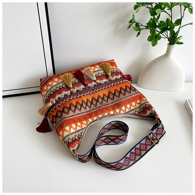 Large-capacity tote bag 2025 Summer new style trendy, simple and casual women's single-shoulder bag, artistic Chinese-style tassel bag undefined