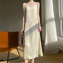シルクの绢糸のストラップのワンピースの女性の夏の新型の字のスカートはゆったりしています。