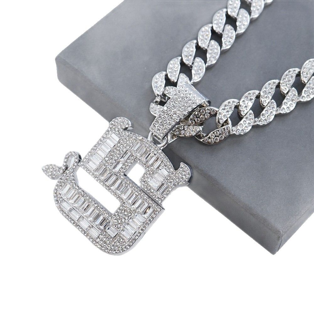 Ins Collar europeo y americano masculino Jiang Yunsheng con el mismo estilo Little Devil Colgante S letra Hip Hop Colgante Full Diamond Personalidad Accesorios