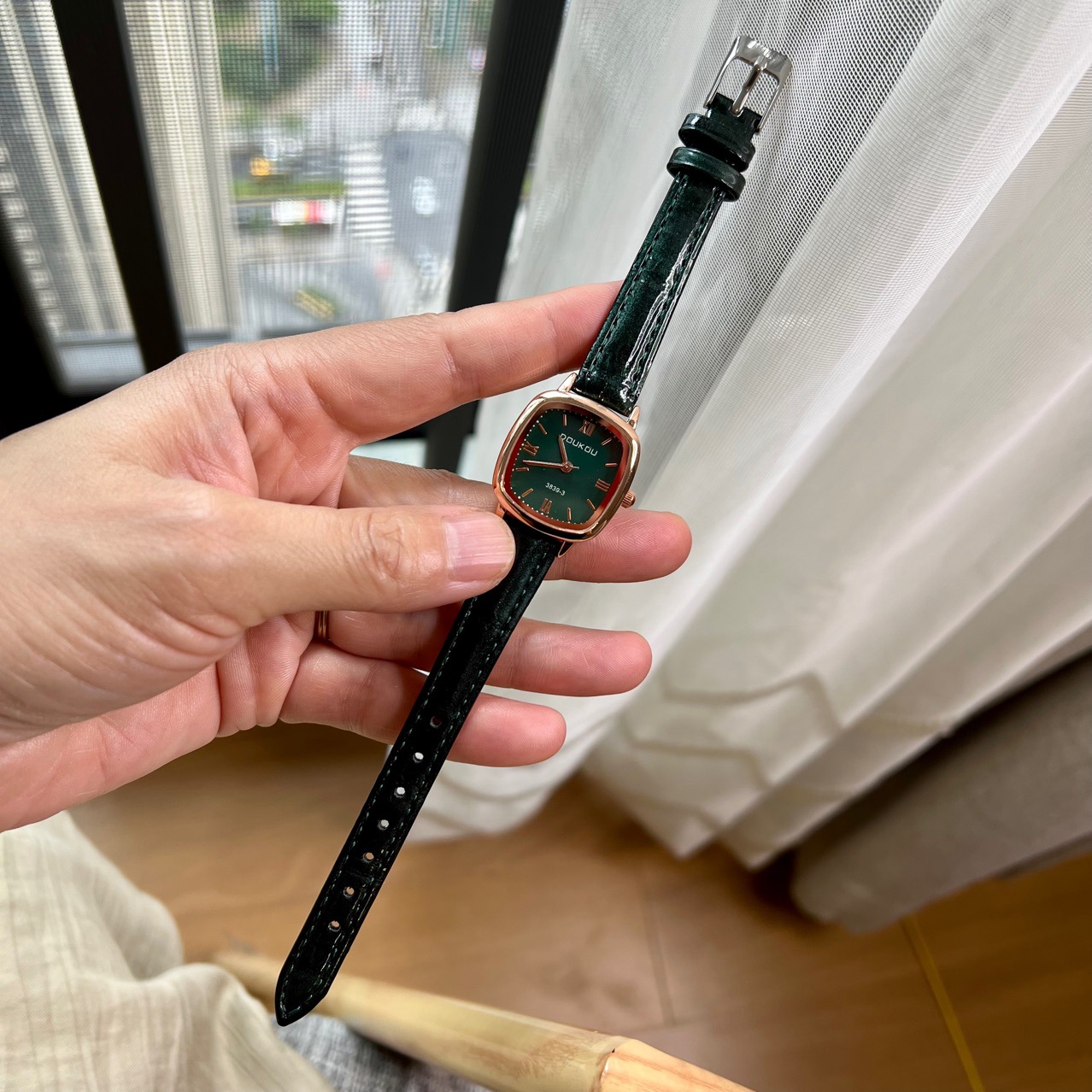 Ordinary Glass Mirror Material Imitation Leather Strap Material Classic Style Solid Color Buckle Quartz Watch Women's Watches