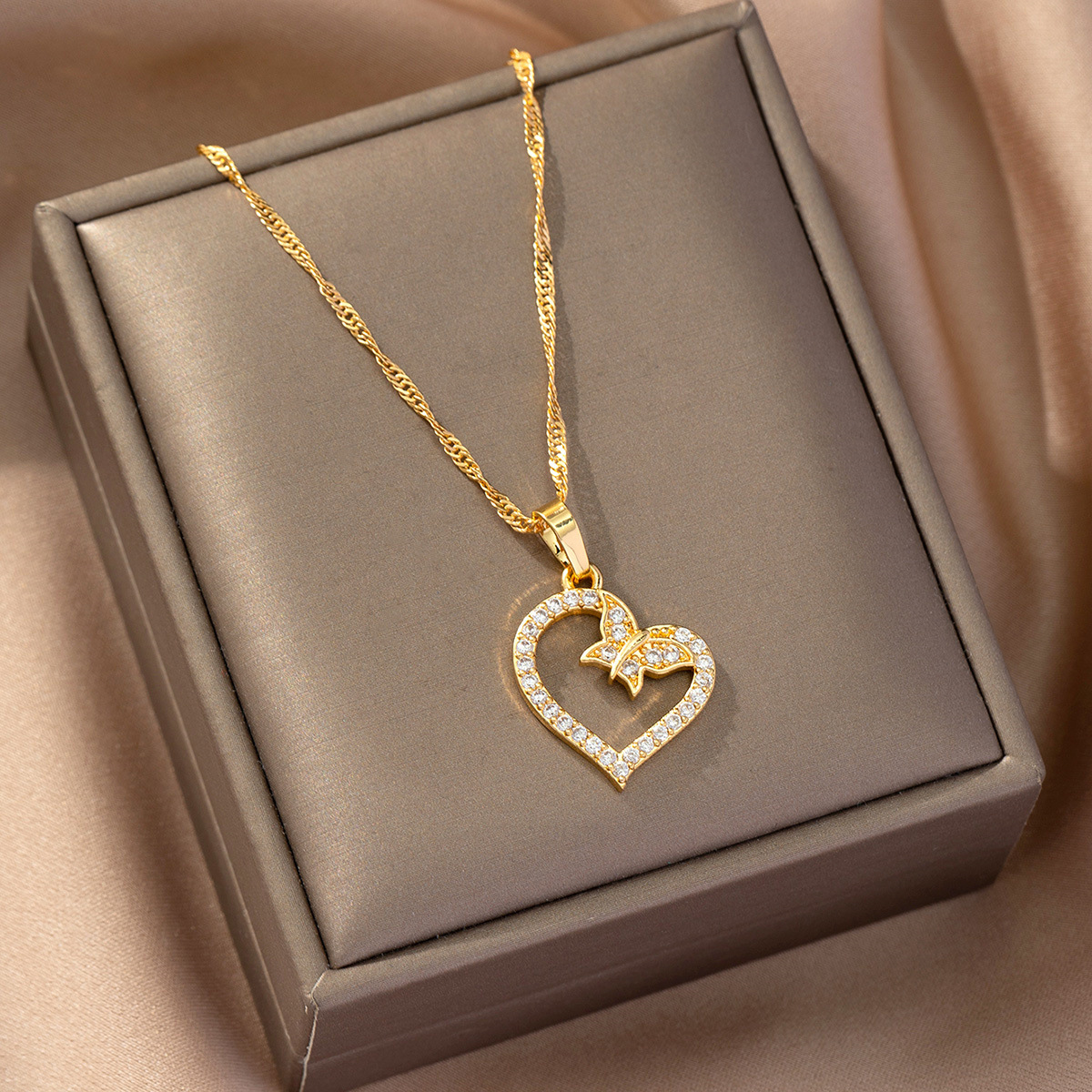 Diseño de nicho de moda transfronteriza europea y americana de alto nivel de collar de joyería de personalidad simple en el amor colgante de mariposa