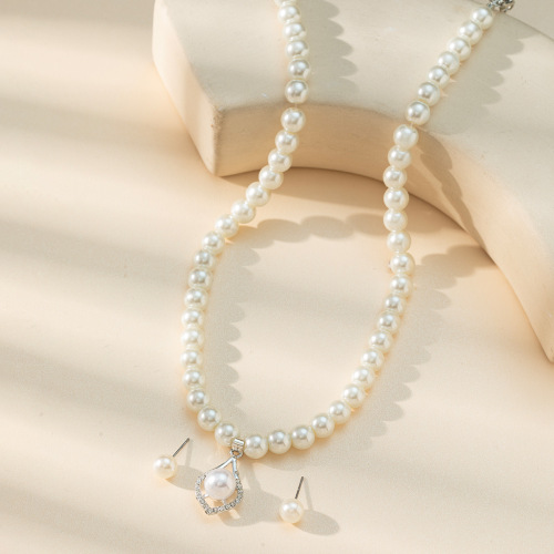 French elegant and high-end glass pearl necklace for women, handmade beaded necklace, European and American popular jewelry wholesale