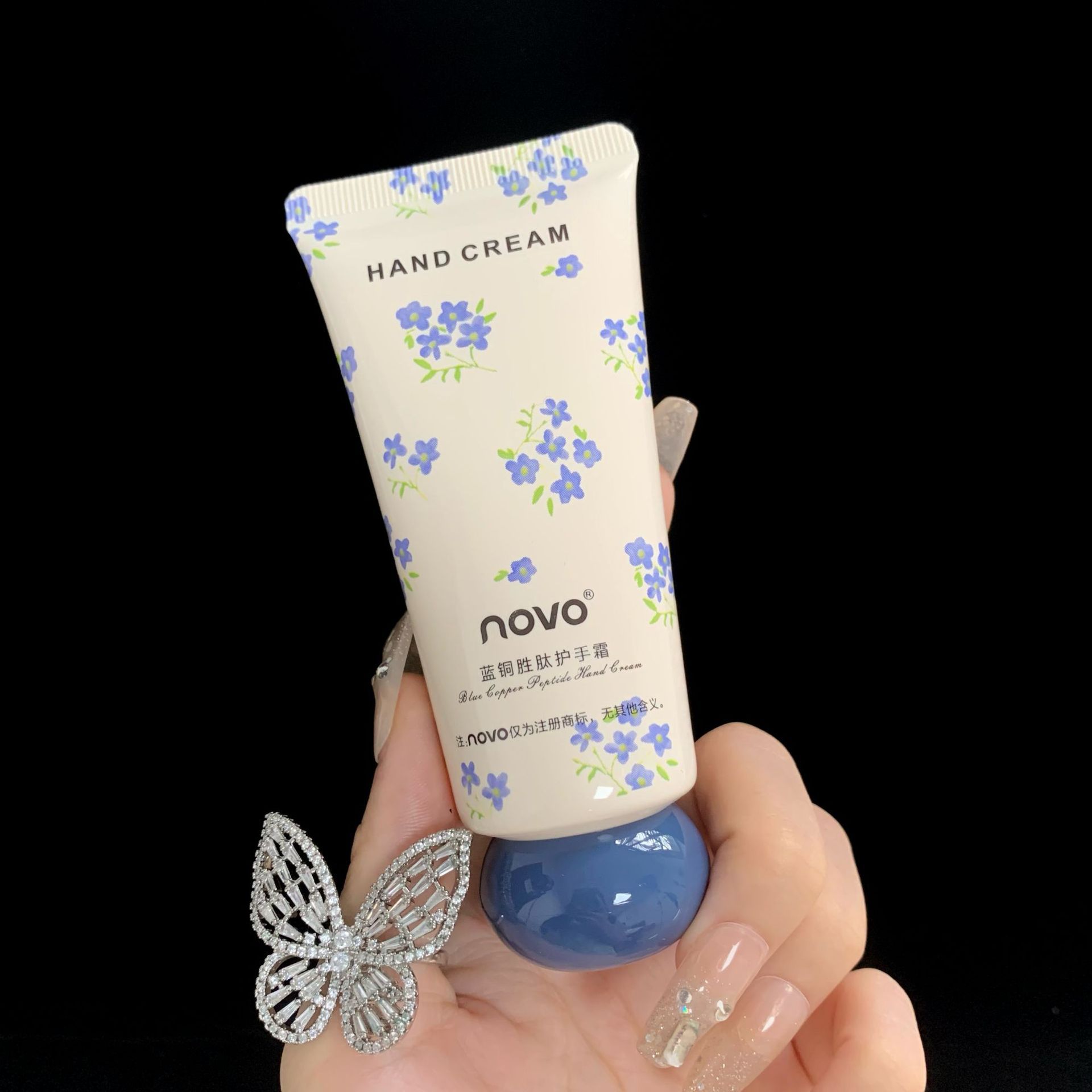 NOVO hand cream is naturally moisturizing, hydrating and hydrating. It is refreshing and non-greasy in autumn and winter. It is small, portable and affordable for students undefined