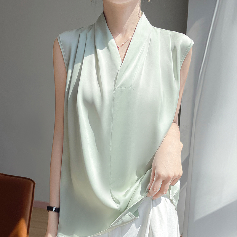Silky Satin V-Neck Camisole for Women, Summer Style, Slimming, Suitable for Wearing under a Suit, Sleeveless T-Shirt, Loose Plus-Size Top
