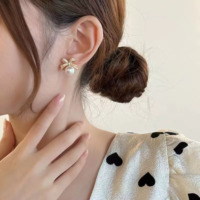 Серебряная игла, бусины с бантом из жемчуга, дизайн серьги, образец серебро 925, стиль лёгкая роскошь, тренд сезона