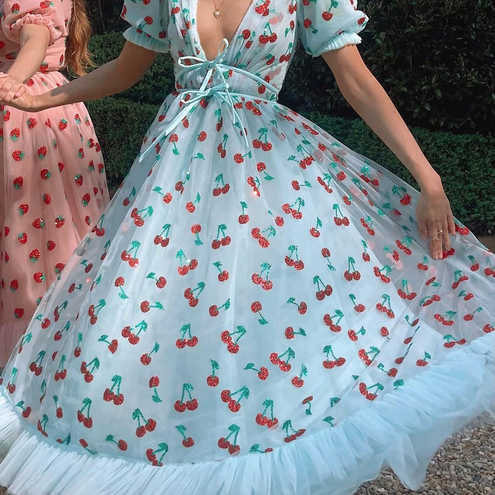 Vestido largo dulce con lentejuelas de corazón de cereza estilo francés, nuevo para primavera y verano 2025, con tirantes de malla, ajuste delgado y vestido moderno.