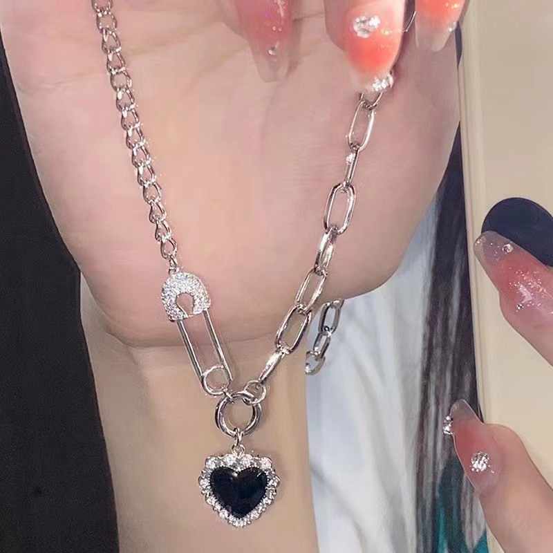 ins黑色愛心拼接項鍊女設計感別針個性時尚復古百搭毛衣鏈鎖骨鏈