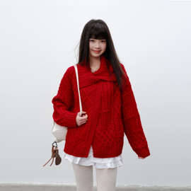 AUNP&ldquo;马迎春&rdquo;新年战袍红色翻领设计粗麻花针织绵羊毛