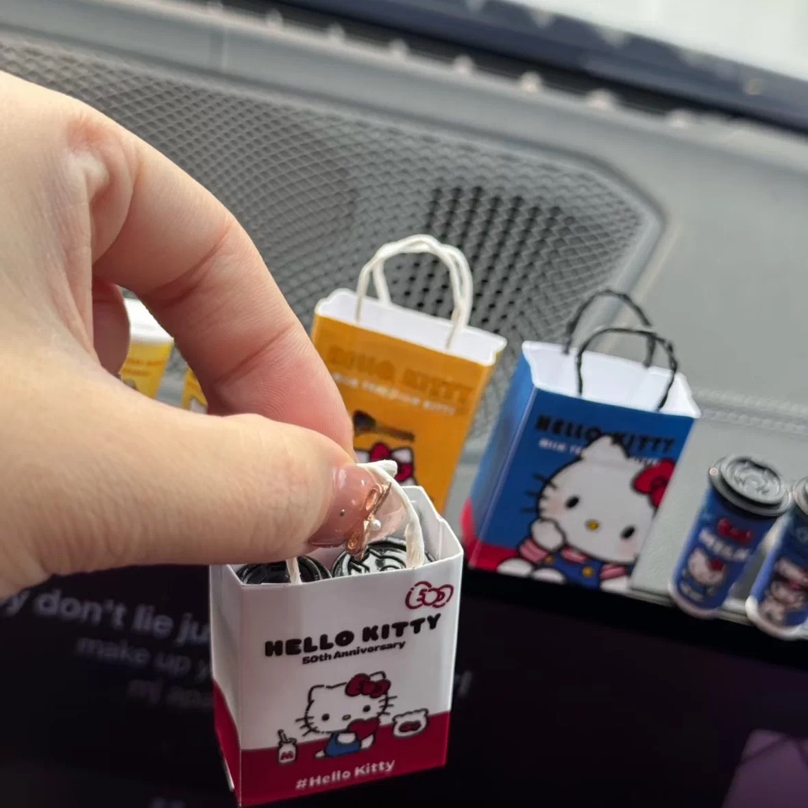 Popular cute mini KT milk tea car decoration, desktop miniature mini milk tea car ornament, new car gift