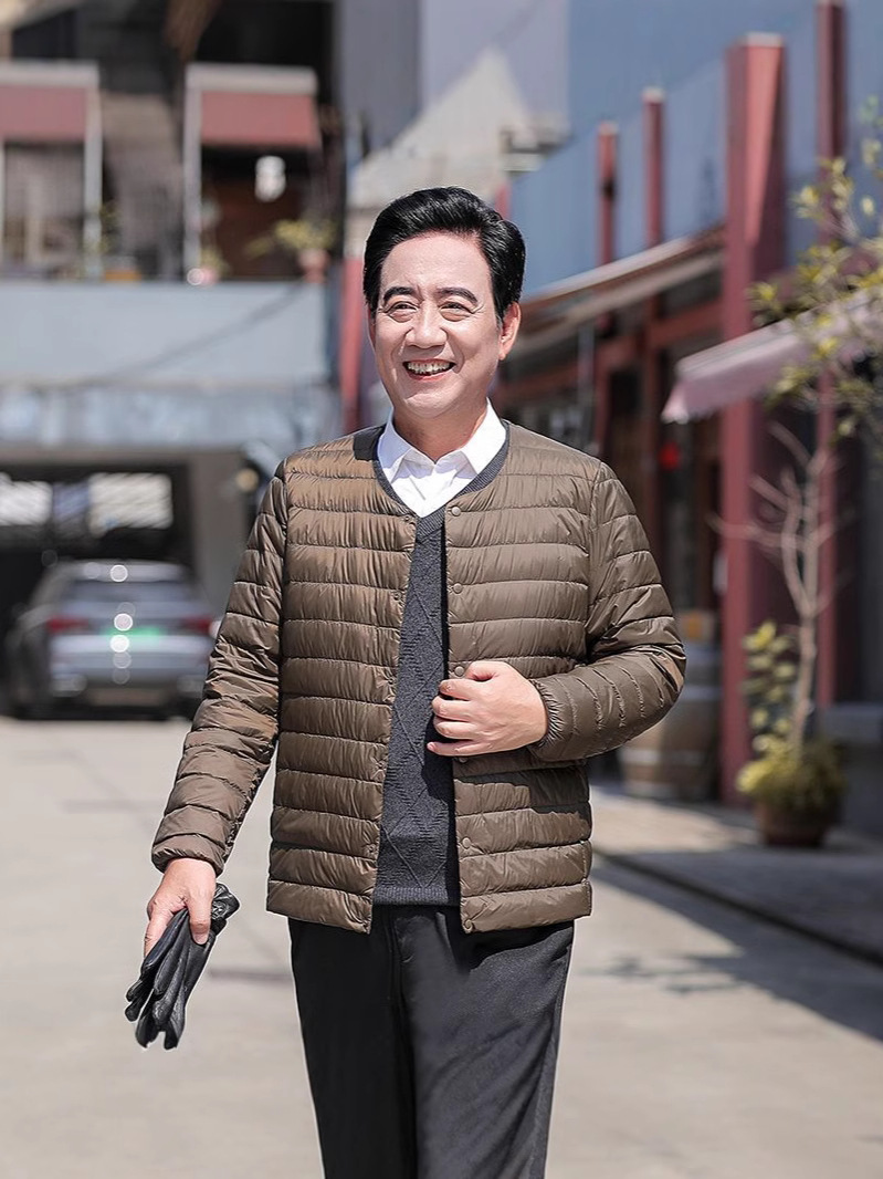 Nuevo invierno hombre chaqueta de pluma de mediana edad papá ligero cuello redondo cuello en V fundación sin cuello chaqueta delgada