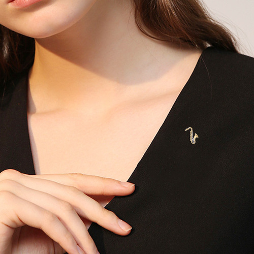 Stylish, Versatile Alloy Rhinestone-Encrusted Saxophone Brooch for Shirts, Coats, and Women's Accessories—Factory Wholesale