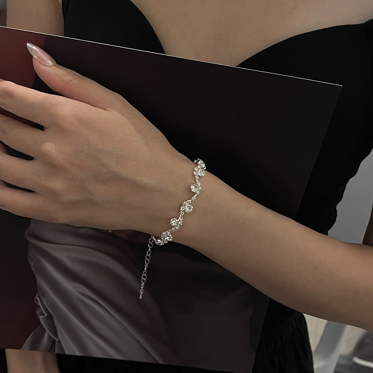 Cross-Border European and American Light Luxury Fashion Elegant Temperament High-End Bracelet Niche Design Exquisite Versatile Hand Jewelry for Women