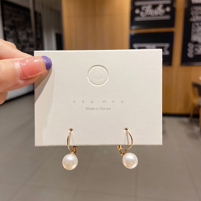 Luz de lujo de alto nivel nicho de diseño femenino sensación de aretes de bordilla temperamento perla asimetría joyería perla al por mayor