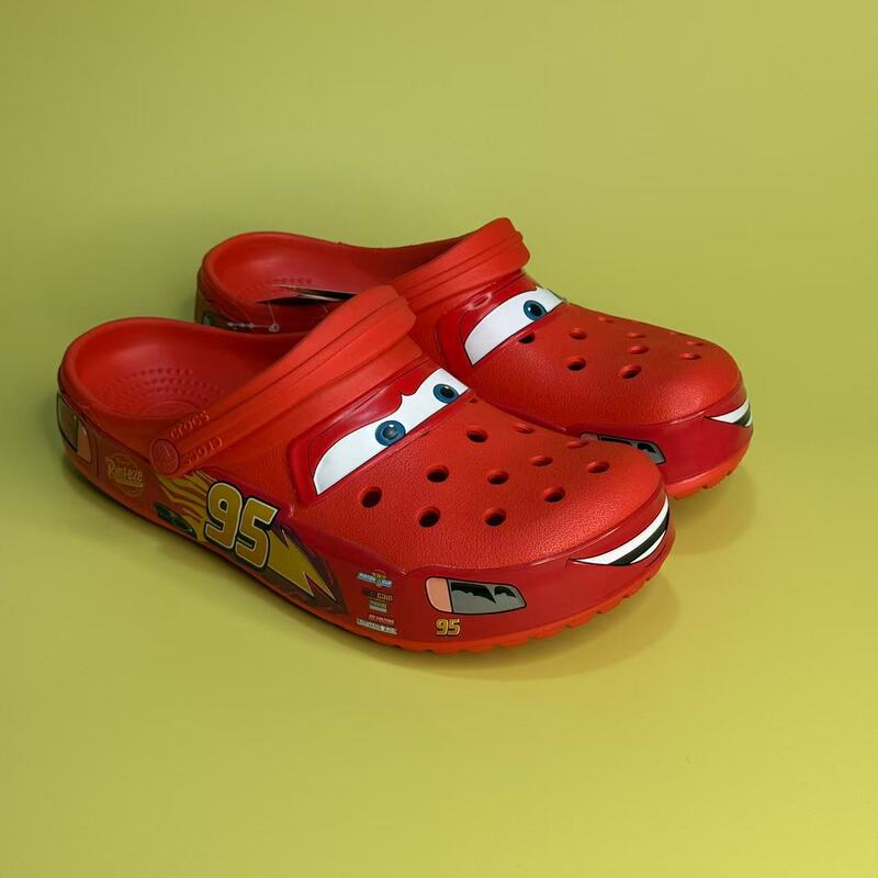 95 Lightning Mcqueen Cars Men's and Women's Shoes 2024 Spring Baotou Beach Sandals Outdoor Casual Crocs
