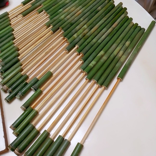 手作りの竹の筒の銃の竹の砲筒の80レトロなおもちゃの子供のパチパチの銃の発射器は紙の団の竹の銃を打ちます。|undefined