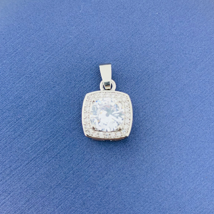 百種類のペンダントは心のままにファッションの経典を配合します。カップルの美しいペンダントは親友のアクセサリーを送ります。