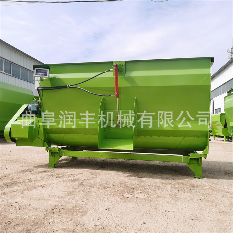 养殖场全日粮TMR搅拌机24立方牵引双轴混料机精料粗料饲草混合机