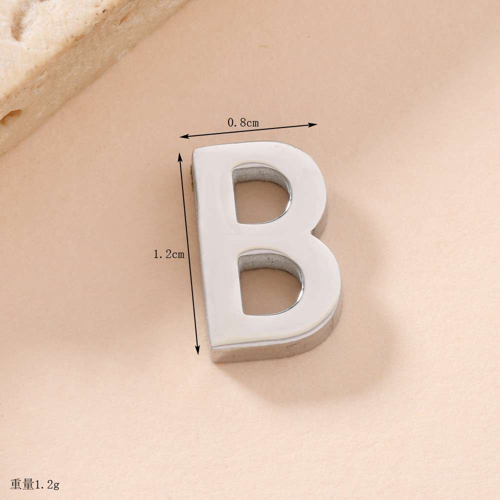 Venta caliente transfronteriza 26 letras inglesas colgantes de agujero recto collar de acero inoxidable colgantes accesorios de letras de bricolaje fabricantes de joyas