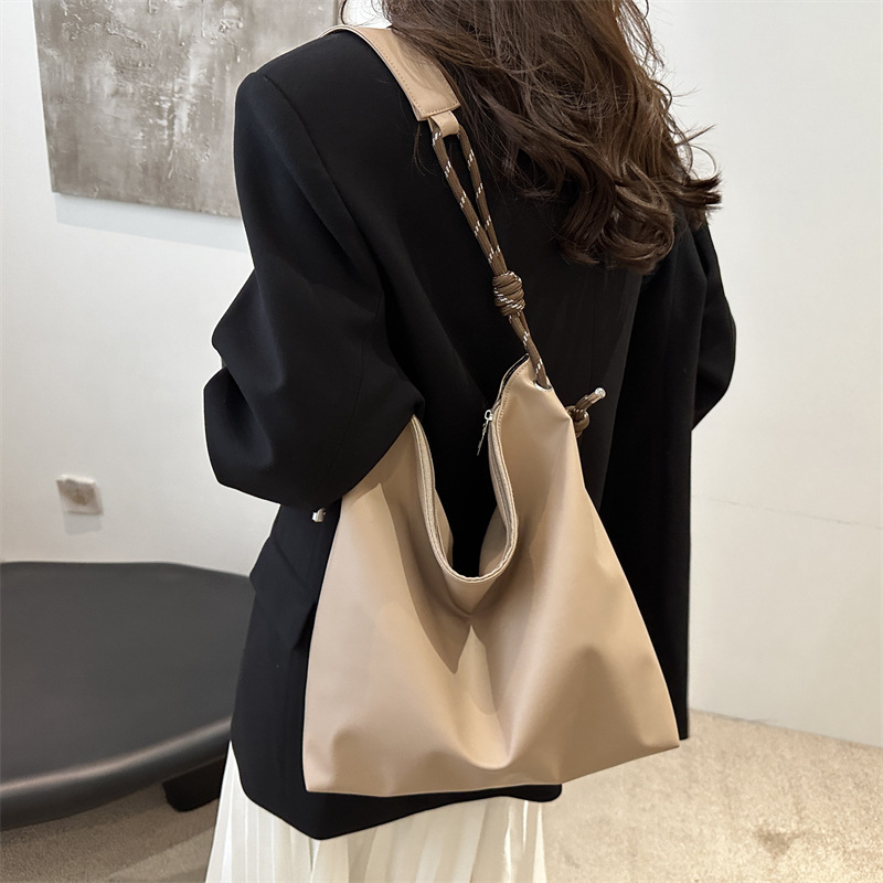Bolso de mujer 2024 invierno nuevo bolso de alta calidad de gran capacidad bolso de hombro de moda este año popular bolso casual universal