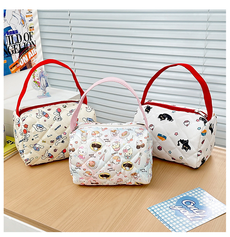 Japanese-style cartoon cat makeup bag with high appearance standards, a three-dimensional large-capacity travel storage bag for girls to wash up when going out, a trendy hand Application Scenario